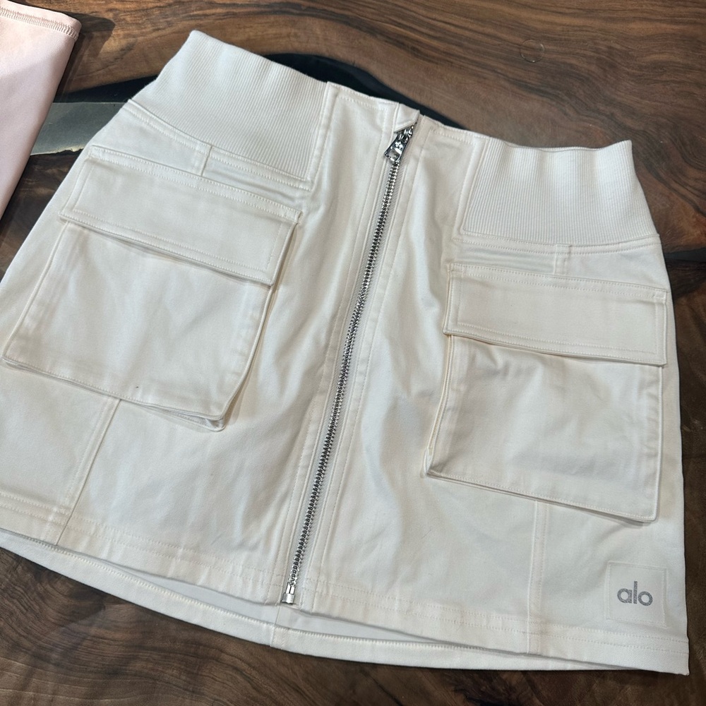 ALO Yoga Cream/white Mini Skirt with Zipper